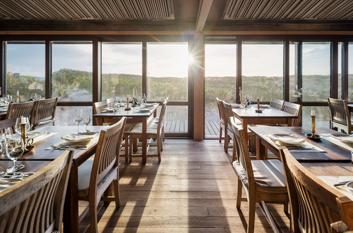 Im gleichen „Look & Feel“: Die neuen Fenster- und Schiebesysteme der „Sansibar“ sind im gleichen Farbton der ursprünglichen Elemente gewählt. So bleibt der besondere, maritime Charme der Location erhalten.