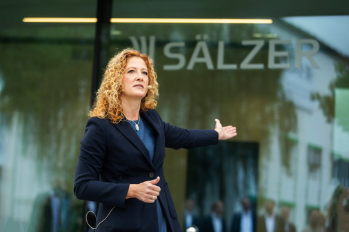 Doreen Krob, Geschäftsführerin SÄLZER GmbH, bei der Eröffnung des Sälzer Kompetenzzentrums. Sälzer gehört seit 2018 zur Schüco Gruppe aus Bielefeld und deckt dort den Bereich Hochsicherheit ab. Zu den Kunden gehören beispielsweise die Petrochemie, der Justizvollzug oder Botschaften.
