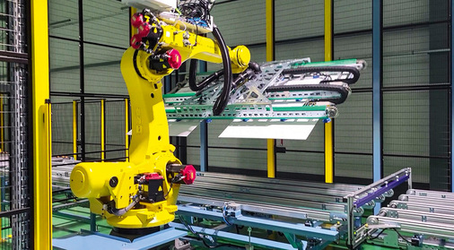 Präzise Aufnahme von Glasscheiben zur Erzeugung von Flat-Packs.