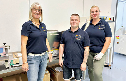 Andrea Birnbach (l.) und ihre Team im firmeneigenen Labor, wo die Farben entwickelt und optimiert werden