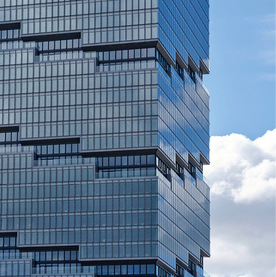 In der Fassade sind das Sonnenschutzglas Clima­top Cool-Lite Xtreme 70/33 II und Plani­therm XN verbaut.