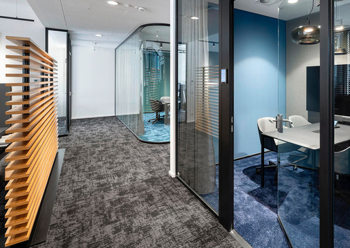 Die gläsernen Türen aus 10 mm ESG sind mit raumhohen Türzargen und integrierten Glasoberlichtern mit Querkämpfern ausgeführt und bieten Schallschutz mit 32 dB.