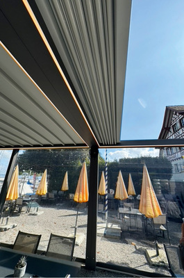 Bei vollständig eingefahrenen Behang der ­Pergola ­reduziert sich der Raumbedarf im Vergleich zum ­System Pergotenda gleicher Größe um bis zu 40 %.