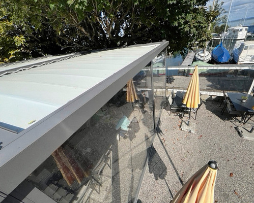 Auch bei starkem Wind und Regen garantiert das ZIP-System Ermetika mit Cristal XL maximalen Schutz für die Gäste unter der Alba Butterfly, ohne dabei kaputt zu gehen oder auszureißen.