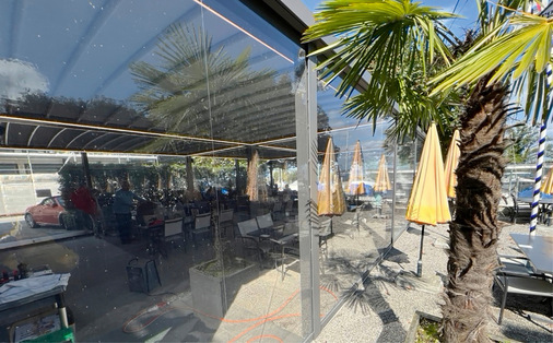 Die Gäste haben einen uneingeschränkten Blick nach draußen, egal ob der seitliche Sicht- und Wetterschutz ­Ermetika mit Cristal XL geöffnet oder geschlossen ist.