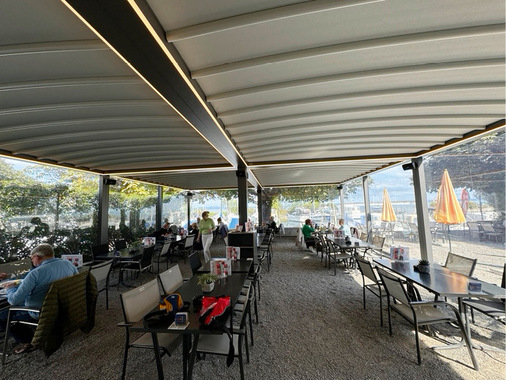 Gut 90 m2 Bodenfläche wurden mit den vier Alba ­Butterfly überdacht, und haben damit die Nutzungsdauer der vorher offenen Terrasse deutlich erhöht.
