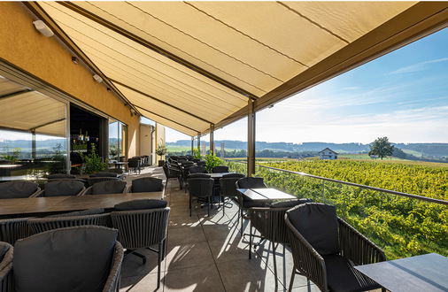 Die Außenterrassen mit ihren 150 Sitzplätzen bieten Schutz vor Sonne und Regen um die Freiflächen nun viele Tage im Jahr für Veranstaltungen besser zu nutzen.