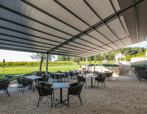 Die Außengastronomie sollte hierdurch wettersicher werden und so den wachsenden ­Besucherzahlen viele Tage im Jahr auch draußen ein genussvolles Wein- und Fine-Dining-Erlebnis bieten.