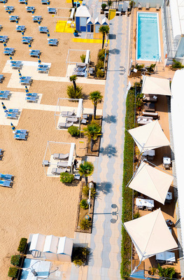 In Reihe installiert, fügen sich die Sonnensegel harmonisch ein.