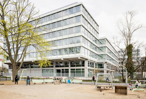 Der Büro- und Geschäftskomplex New Courts in Berlin-Wedding definiert mit seiner mäandernden Form die ­bisher fehlenden Raumkanten neu. Die fünf Gebäudeteile reagieren in Höhe und Bautiefe auf die umgebende Bebauung.