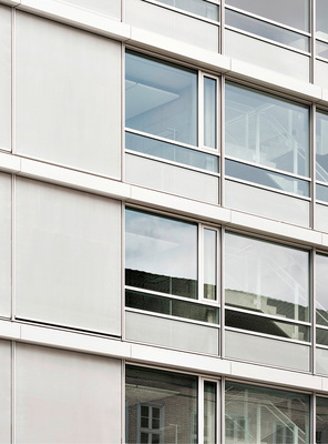 Der Behangstoff der Markisen ist ein kombinierter Sonnen- und Blendschutz und von innen durchblickfähig. Das SecuTex Gewebe ist nicht brennbar und hat die Zulassung A2.