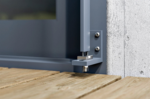 zipScreen.2 mit Miniführung wird nur oben und unten befestigt, unten entweder mit L-Halter oder mit Flachhalter