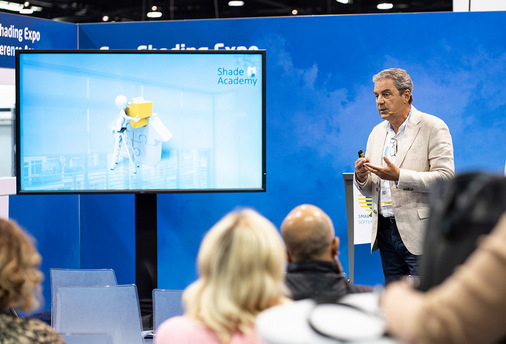 Präsident Anders Hall von der European Solar Shading Association zeigte in ­seinen Keynotes u.a. wie Sonnenschutz den Energieverbrauch von Klimaanlagen durch ­Regulierung des solaren Eintrages senken kann.