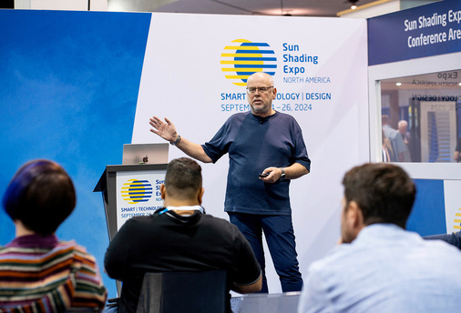 Der Sachverständige Olaf Vögele referierte in seinen Keynotes zu dem Thema Outdoor Living und zeigte im Bereich Smart Home auf, wie wichtig die automatisierte Steuerung von Sonnenschutz ist.