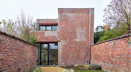Hinterhof der alten Lagerhalle mit unscheinbar integriertem Fixscreen-Textilsonnenschutz passend zur Fassade.