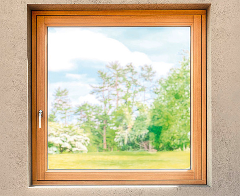 Einschließlich der im Flügelfalz völlig verdeckt liegenden Axer- und Ecklager sind ­alle Bauteile der Bandseite „Roto NX | C“ von außen nicht sichtbar im Fensterrahmen und -flügel integriert.