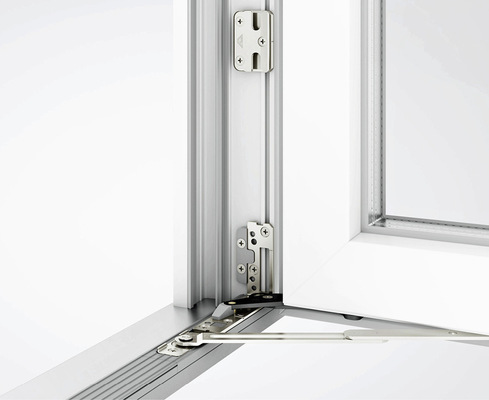 Da die Ausdrehkurve des Ecklagers auch für flächenbündige Profile konstruiert ist, können Fensterhersteller mit der voll verdeckten Bandseite in mehrfacher Hinsicht ein Highend-Bauelement anbieten.