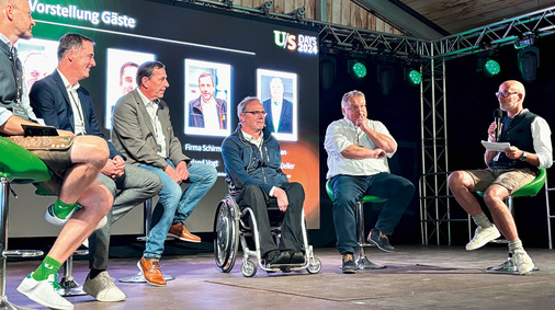 Einblicke in die gute Zusammenarbeit gab‘s beim Expertenstammtisch (v. l.): Moderator Michael Walther, Achim Binder (Klaes), Roland Vogt (Schirmer) Manfred Merschmann (Merschmann Fenster), Hermann Deller (Urban) und Moderator Ingo Jensen