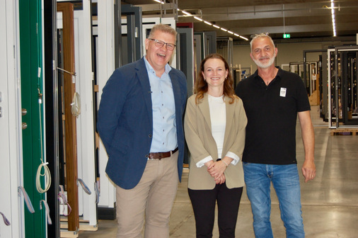 Die Groke Türen GmbH (hier Leiter PM Thomas Ochsenreither re., mit Vertriebsleiter Marcus Müller und Vertriebsassistenz Verena Schilling von der Gargiulo GmbH), einer der Marktführer in Europa für hochwertige Kundensegmente, fertigt keine zwei gleichen Haustüren. Das Unternehmen bietet dem Kunden für seine Wunschhaustür eine große Bandbreite an Individualisierungen.