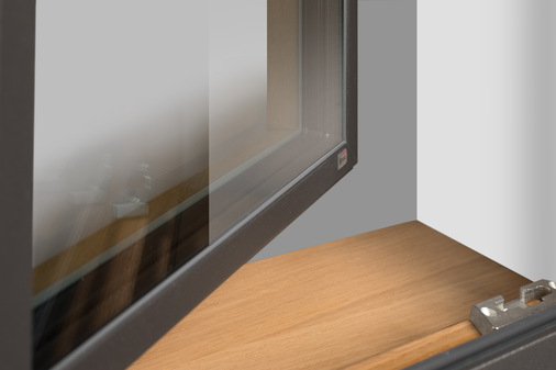 Platin und Safir sind außen sogar glasbündig. Das erzeugt eine schlichte, flächige Optik und verkörpert echte Flächenbündigkeit. Aufgrund der außen identen Optik können sie ideal an einem Haus kombiniert werden.