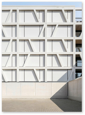 Sind die Fenstermarkisen von heruntergefahren, verändern sie die Ansicht der plastischen Fassaden­struktur zu einem homogenen Beton­relief in ­strahlendem Weiß.