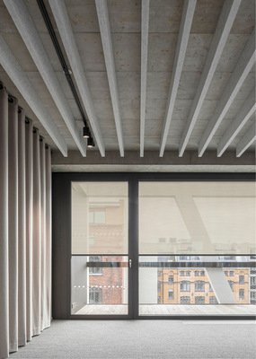 Der von den Architekten gewählte Behangstoff Soltis Veozip ist wärmereduzierend und ermöglicht eine gute Kombination aus Hitzeschutz und Außenbezug.