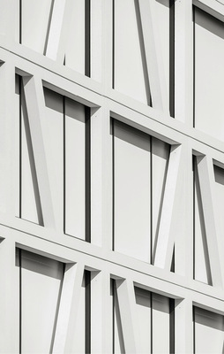 Volle Gestaltungsfreiheit: Die Markisen­kästen und die easyZIP-Führung konnten ­nahezu unsichtbar und trotzdem wartungsfreundlich in die Fassade integriert werden.