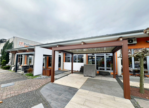 Die Außenausstellung präsentiert die bioklimatischen Pergolen Vega und Isola3, Kedry Prime und Kedry Skylife. Hier können die Kunden durch die verschiedenen Variationen mit Bodenbelägen die Gestaltung der Terrasse mitplanen, und so direkt erleben bekommen, wie es später zuhause aussehen soll.