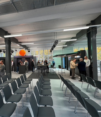 Das 800 m2 großen Schulungszentrums umfasst ein Montagehaus für das praktische Training, einen Produktschulungsraum,  sowie einen Konferenzbereich.