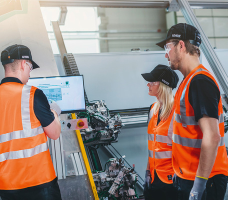 Die Serviceleistungen von Swisspacer umfassen die individuelle Beratung und Hilfestellung beim Kunden vor Ort. Dazu gehören unter anderem auch Maschineneinstellungen sowie die Auswahl der Werkzeuge.