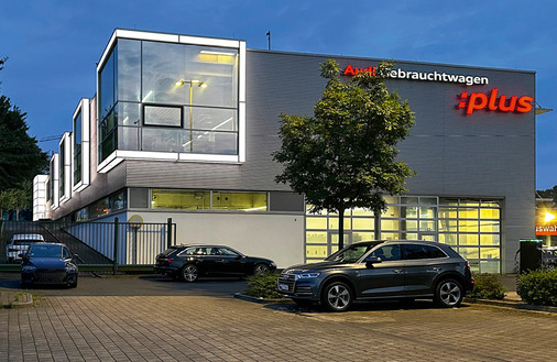 Nach der Fassadensanierung können mit den LEDscreen-Elementen von Kuzman nun auch --die Hauptfassade und die vier Erkern am Abend beleuchtet werden.