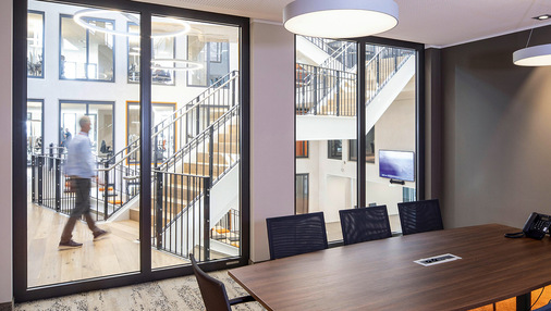 Da Brandschutzgläser wie Contraflam auch Sicherheitsgläser sind, lassen sie sich mit Einbruchschutz, Absturzsicherheit, Beschuss- und Explosionshemmung etc. fertigen.