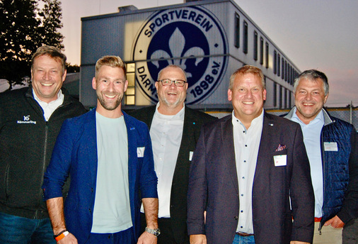 Erster Schritt war die Vorbereitung eines mehrheitlich abstimmungsfähigen Entscheidungsgremiums, mit (v. li.) Frank Eigenrauch (Verkaufsleiter Deutschland bei der profine GmbH), Thomas Menke (Vertriebsleiter Deutschland Nord bei GU), Jens Johanni (Gebietsverkaufsleiter bei Klaes), Thomas Reinert (Gesamtvertriebsleiter Gutmann) und Bernd Schneider (Gebietsverkaufsleiter Rotox Gruppe) als Kernteam.