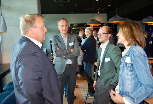 Mehr als 25 Unternehmen sind der Einladung von Initiatoren wie Thomas Reinert (li.) von der Firma Gutmann gefolgt, um in der Zusammenarbeit zwischen den Marktsegmenten, Energien und Interessen von Lieferanten zu bündeln – zum Vorteil nicht zuletzt der Kunden. Mit in den meisten Produktgruppen einem Vertreter muss sich auch niemand um Compliance sorgen im Suppliers’ Club.