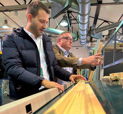 Weinig-Anwendungstechniker David Eberhard beim Rundgang mit den Journalisten.