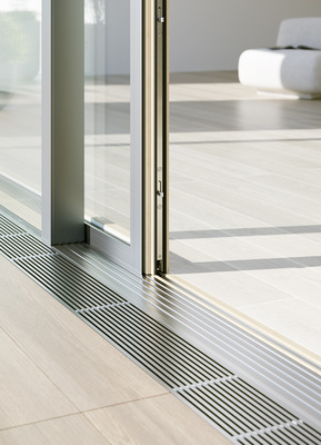 Überzeugend: Der HS slim SKY axxent zeichnet sich durch seine 0-mm-Bodenschwelle und seine Möglichkeiten zum geprüften Bauanschluss aus.