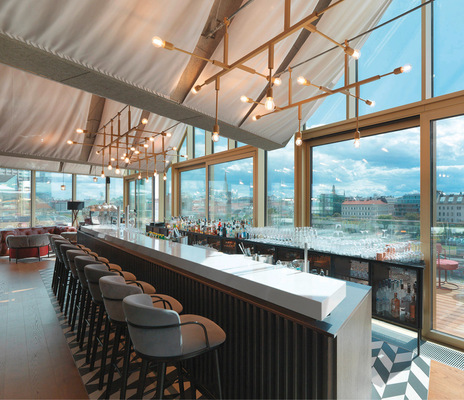 Die Rooftop-Bar bietet ihren Gästen nicht nur eine ausgezeichnete Getränke­auswahl, sondern auch einen spektakulären Blick über Wien.