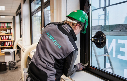 Für das optimale Recycling der alten ­Fassade war es wichtig, alle Bauelemente sorgfältig auszubauen.