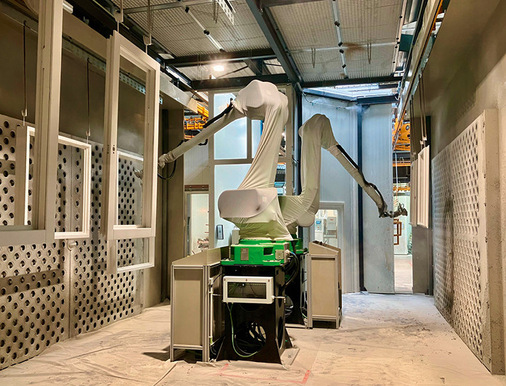 Diese zwei CMA Roboter bringen die Deckschichtlackierung auf – die vierte Schicht für eine hochwertige und lang haltbare Oberfläche am Fenster.