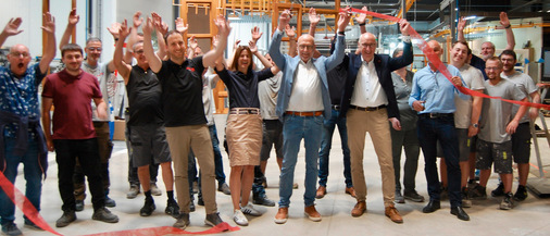 Bild des Tages: Projektpartner und Mitarbeiterinnen und Mitarbeiter bejubeln die Einweihung der neuen Lackieranlage Mitte Juli.