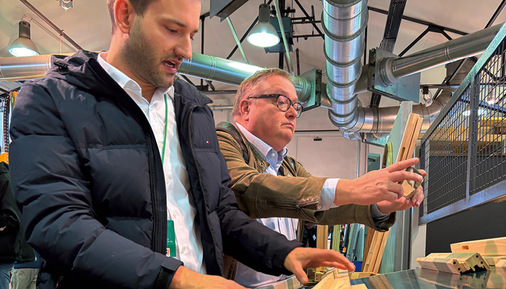 Weinig-Anwendungstechniker David Eberhard beim Rundgang mit den Journalisten.