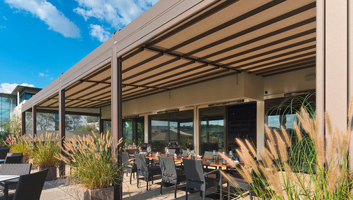 Von Frühjahr bis Herbst lässt sich die Freifläche seither als erweiterter Gastraum mit rund 100 Sitzplätzen und als Eventlocation nutzen.