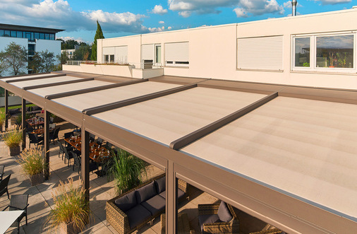 Die wandseitig befestigten und je Feld von zwei vorderen Säulen getragenen pergola stretch bestehen aus ­mehreren Feldern und sind automatisch ­steuerbar.