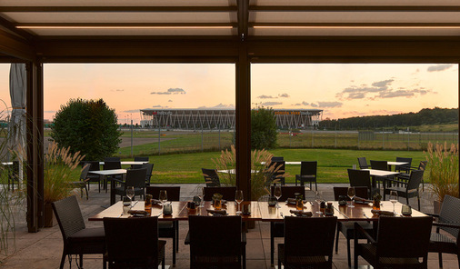 Die Gastroterrasse des Restaurants „Fuegos del Sur“ in Freiburg wurde mit einer großzügigen Markisenanlage als Wetterschutz ausgestattet.
