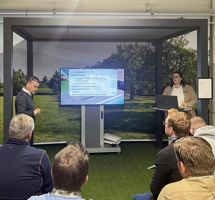 Technische Details und Einsatzmöglichkeiten der Stoffdächer und Lamellen­dächer erklärten Experten aus Produktmanagement und Vertrieb.