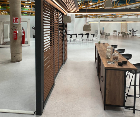 In der Accademia kann mit dem Blick nach oben auch der wesentliche Vorteil der ­Pergola Alba Butterfly mit der wesentlich größeren Dachöffnung gezeigt werden.