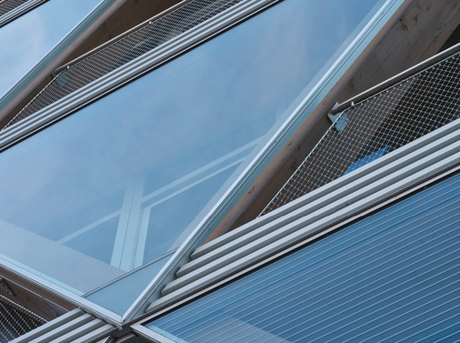 Eine Prallscheibe vor jedem zweiten Fassadenfeld dient als ­konstruktiver Holz- und Schallschutz