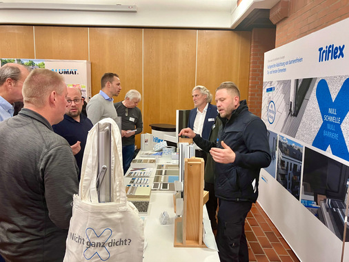Maik Neumann, Teamleiter und Anwendungstechnik West, gab sein Praxiswissen am Stand von Triflex weiter.