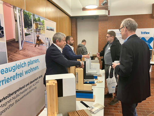 Auch bei Nullschwellen-Spezialist ALUMAT bekamen Teilnehmer Input zu den Einsatzmöglichkeiten und integrierten Features des Produkts.