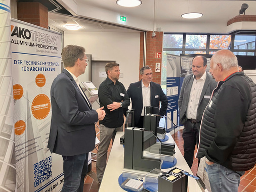 Bei AKOTHERM informierten sich Besucherinnen und Besucher darüber, wie sich niveaugleiche Übergänge in ihr Systemportfolio integrieren lassen.